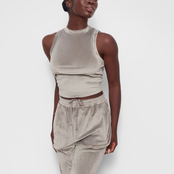 SKIMS VELOUR CREW NECK TANK - Picture 2 of 2